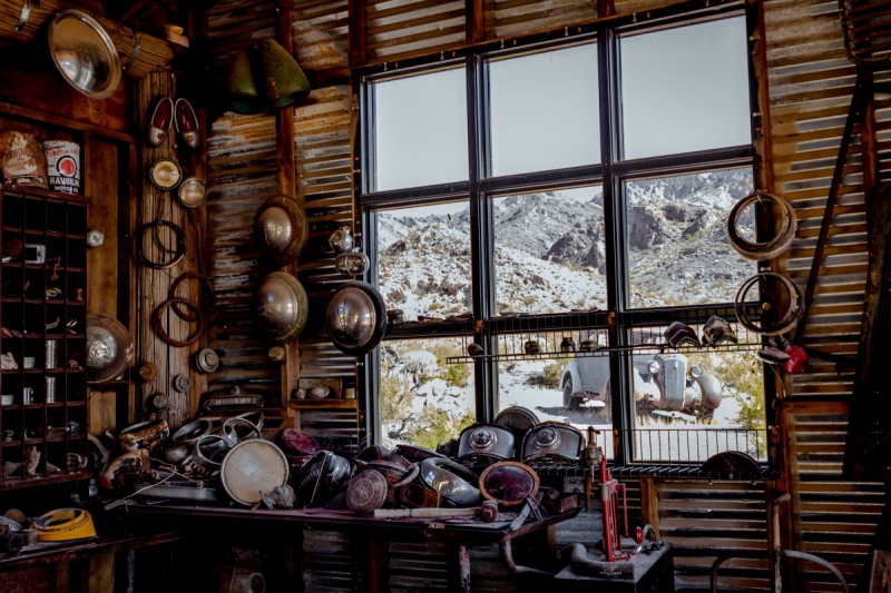 cordonnerie-BEAUSOLEIL-min_shop_window_part_junk_abandoned-138873